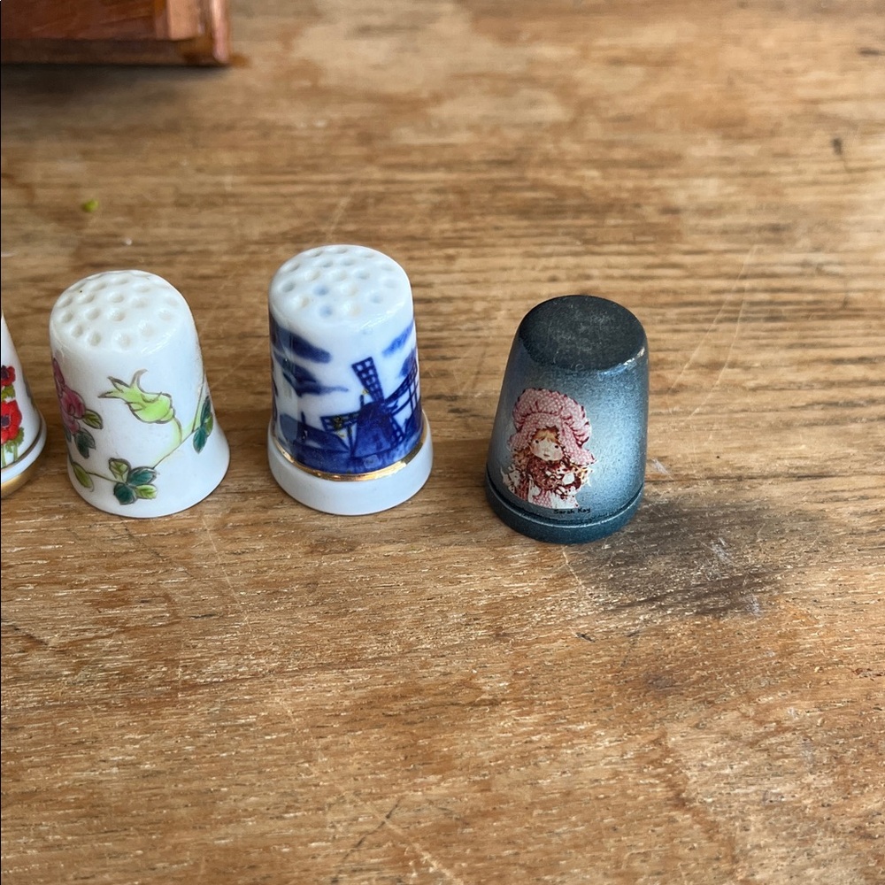 Vintage Thimble Collection Lot With Wooden Display Case Mixed Decorative Set - Picture 4 of 6